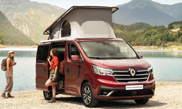 Die Außenaufnahme zeigt den Renault Trafic Spacenomad (2025) von schräg vorne.