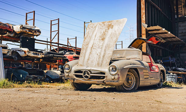 Ein Mercedes 300 SL stehend von schräg vorne