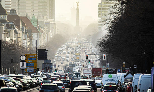 Stau auf mehrspuriger Straße in Berlin