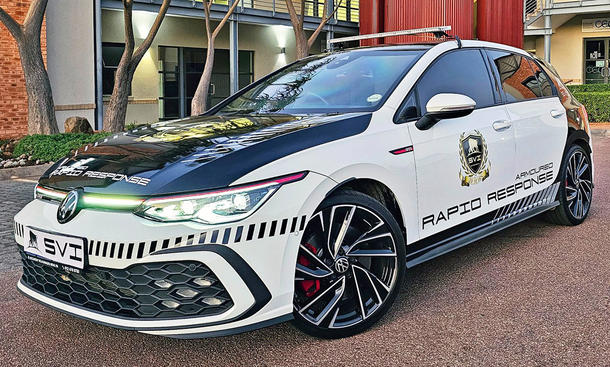 Der VW Golf GTI von SVI stehend von schräg vorne