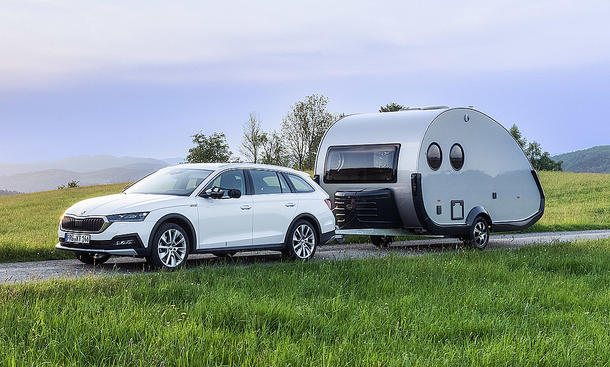 Tab 400 (2024); stehend, Ansicht von schräg vorne. Der Wohnwagen wird von einem Skoda Octavia gezogen.