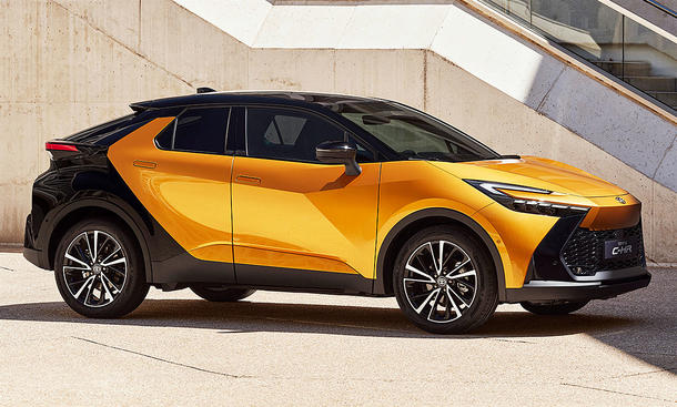 Der Toyota C-HR (2024), statisch von rechts fotografiert.