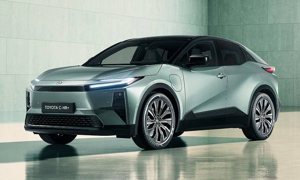 Blick von schräg vorne auf den Toyota C-HR+ (2025).