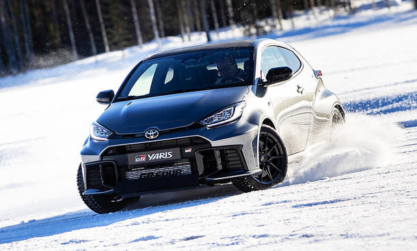 Toyota GR Yaris Facelift (2024); fahrend im Schnee, schräg vorne