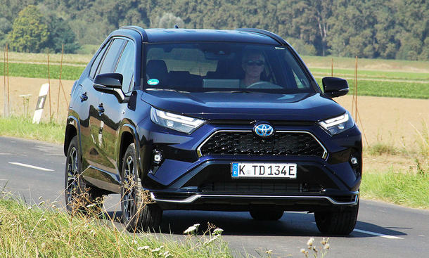 Der Toyota RAV4 Plug-in-Hybrid dynamisch von schräg vorne fotografiert.