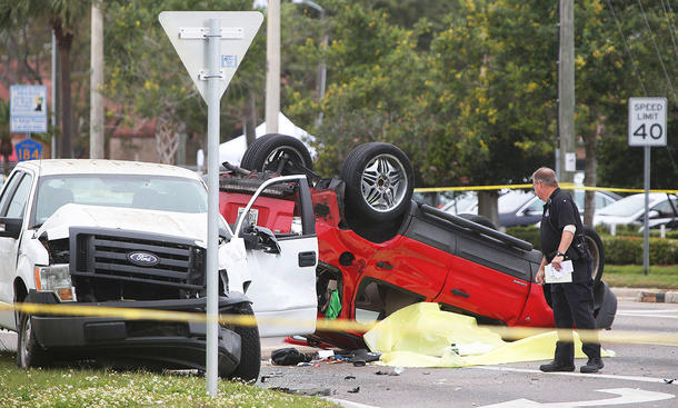 Unfallszene zwischen Pick-up und Kompaktwagen