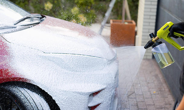 Auto-Vorwäsche; roter Toyota wird mit Snow Foam besprüht