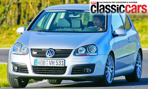 Der VW Golf 5 GT fahrend von schräg vorne fotografiert.