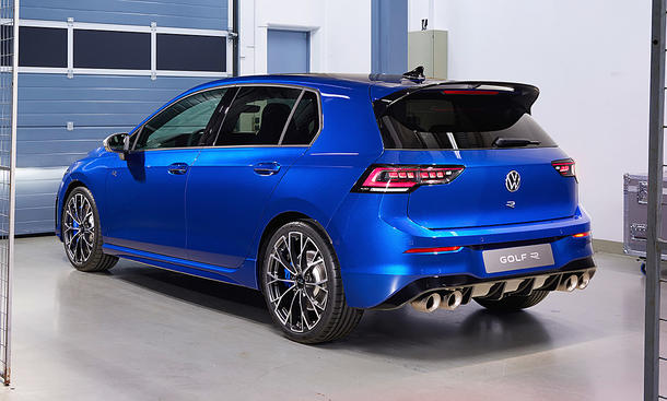 Der VW Golf R Facelift (2024) in einer Garage, von schräg hinten fotografiert.