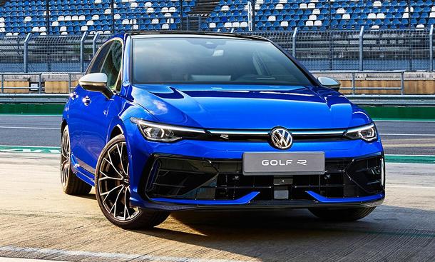 VW Golf 8 R Facelift (2024): Rennstrecke; Boxengasse; Sportwagen; Kompaktsportler; blaues Auto; Außenansicht; Frontansicht