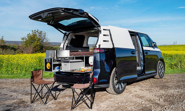 VW ID. Buzz mit Ququq-Campingbox; Auszug draußen, Campingstühle davor