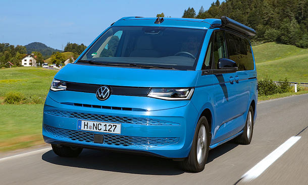 VW T7 California (2024); fahrend, schräg vorne