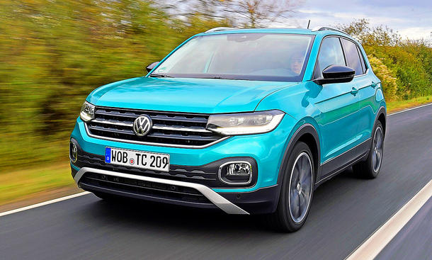 Blick von vorne auf den fahrenden VW T-Cross (2019).