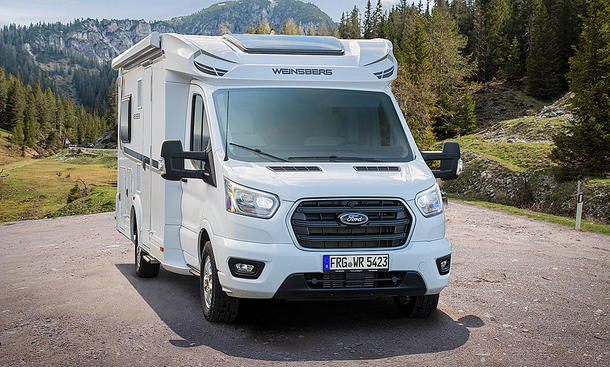 Das Bild zeigt den Weinsberg CaraLoft Ford 650 MF (2024) stehend von schräg vorne rechts fotografiert.