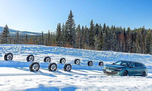 Winterreifen-Test 2024; Alle Testreifen im Schnee, das Testauto VW Passat Variant fährt vorbei